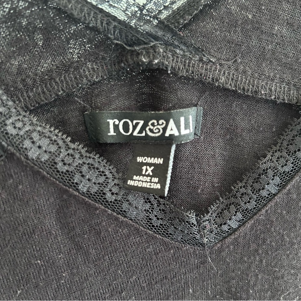 Roz & Ali Women’s Pretty Black Lace Short Sleeve Top Size 1X - Picture 3 of 5